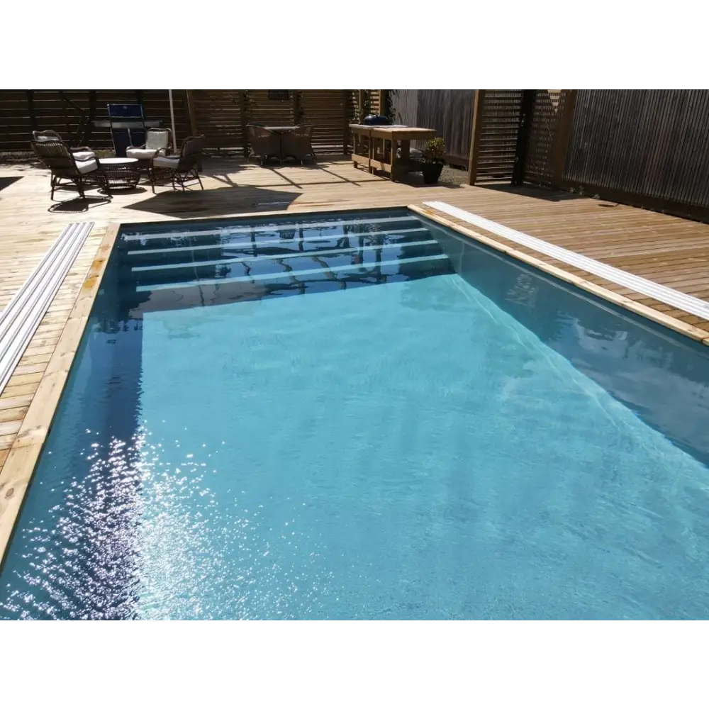 Pooltime exklusiv 12mm rektangulär pool med trädäck och klarblått vatten